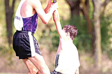 High School Runner Collapses on Final 75 Meters—Then Competitor Lifts Him to Cross Finish Line Together