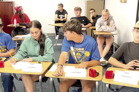 MOSS ACADEMIC TEAM RECENTLY THE DISTRICT SEED TOURNAMENT... Pictured above: Moss Academic Team: Left to right - Tate Keesee, Tara Keesee, Landon Golden, Jacob Gentry; back right of picture are Moss Academic Team