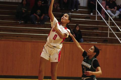 Layup good for two! Louisa Hobia with the score.