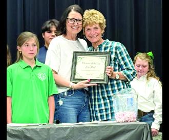 4-H leader Kassie Ingle presenting Lisa Peel with the “4-H Volunteer of the Year” award.